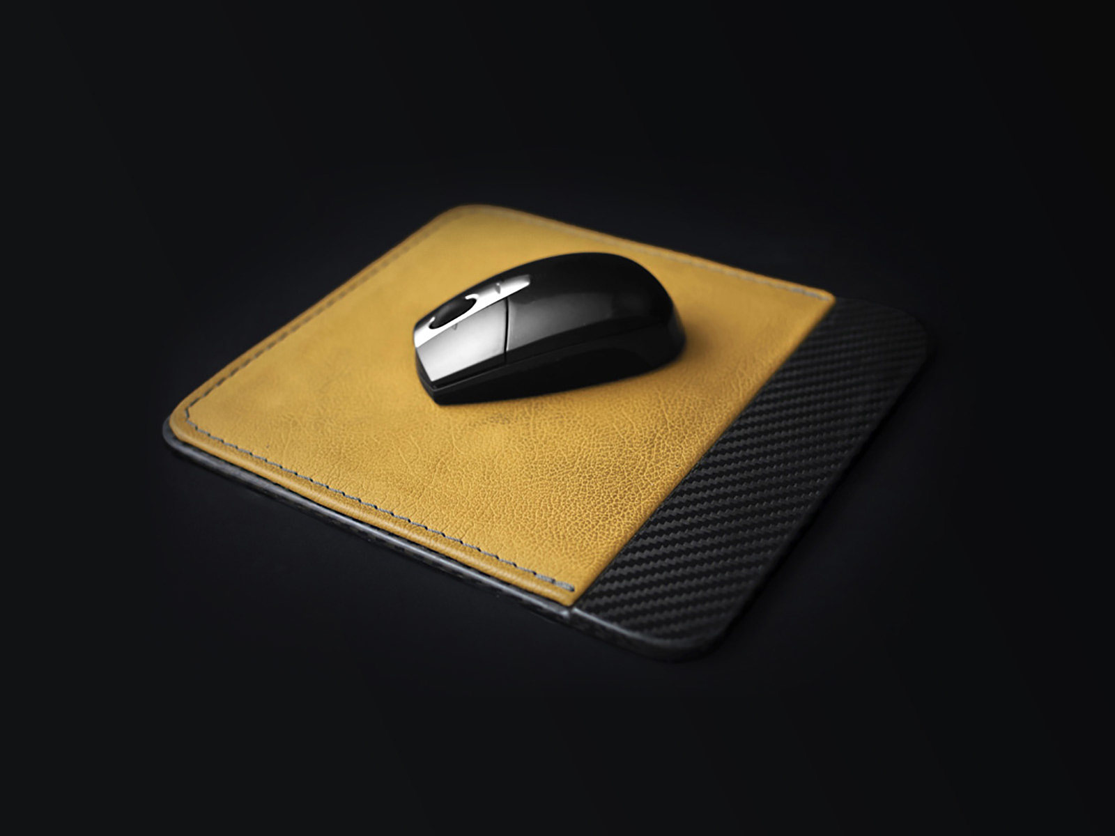 Carbon fibre mouse mat